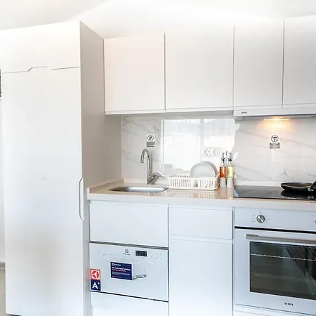 Midpoint Apartment *