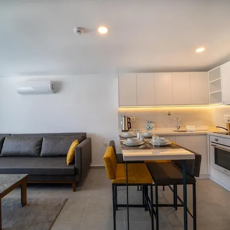 Midpoint Apartment *